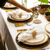 Mesa posta de bambu natural com guardanapos brancos